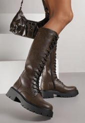 Brązowe Kozaki VICES Typu Workery w Grungowym Stylu Unalira. Brązowe kozaki Renee, z jeansu, bez obcasa, na płaskiej podeszwie, bez zapięcia. Za 169.99 zł.