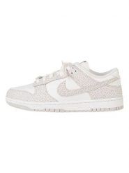 Nike Skórzane sneakersy "Dunk Low" w kolorze kremowo-beżowym rozmiar: 42. Brązowe trampki Nike, bez wzorów, z materiału, bez zapięcia. Za 266.66 zł.