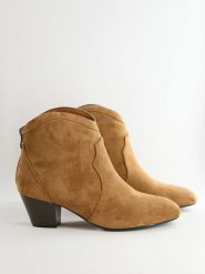 Bellucci Botki w kolorze jasnobrązowym rozmiar: 37. Brązowe botki Bellucci, bez wzorów, bez obcasa, bez zapięcia. Za 139.87 zł.