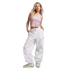 Damskie spodnie spadochronowe typu baggy Superdry. Białe spodnie dresowe Superdry, bez wzorów. Za 420.05 zł.