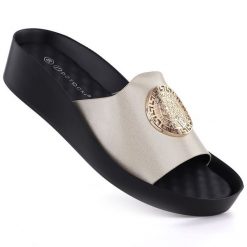 Klapki damskie na platformie złote Potocki 43326. Żółte klapki POTOCKI, bez wzorów, ze skóry ekologicznej, bez obcasa, na platformie. Za 189.99 zł.