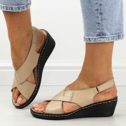 Beżowe skórzane sandały damskie na koturnie Izzy 014. Brązowe sandały Suzana, bez wzorów, ze skóry, bez obcasa, na koturnie, bez zapięcia. Za 269.00 zł.