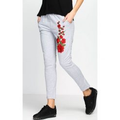 Szare Spodnie Dresowe Rosy Roses. Spodnie dresowe marki Born2be. Za 39.99 zł.