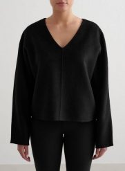 Damska bluza wełniana, dzianinowa, dekolt V, regularny krój czarna. Czarne bluzy AIM'N, s, bez wzorów, z dzianiny, bez kaptura. Za 646.00 zł.