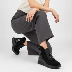 Botki damskie S. Barski, na koturnie z gumą w cholewce lakierowanej ze skóry, czarne, MR52-106. Czarne botki S.BARSKI, z aplikacjami, z gumy, bez obcasa, na koturnie, bez zapięcia. Za 254.99 zł.