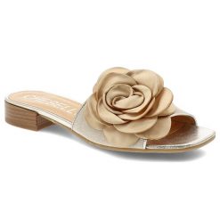 Klapki damskie Chebello, eleganckie ze skóry naturalnej na płaskim obcasie z ozdobnym kwiatem, złote, 4673-517. Żółte klapki CheBello, z aplikacjami, ze skóry, bez obcasa, na obcasie. Za 309.00 zł.