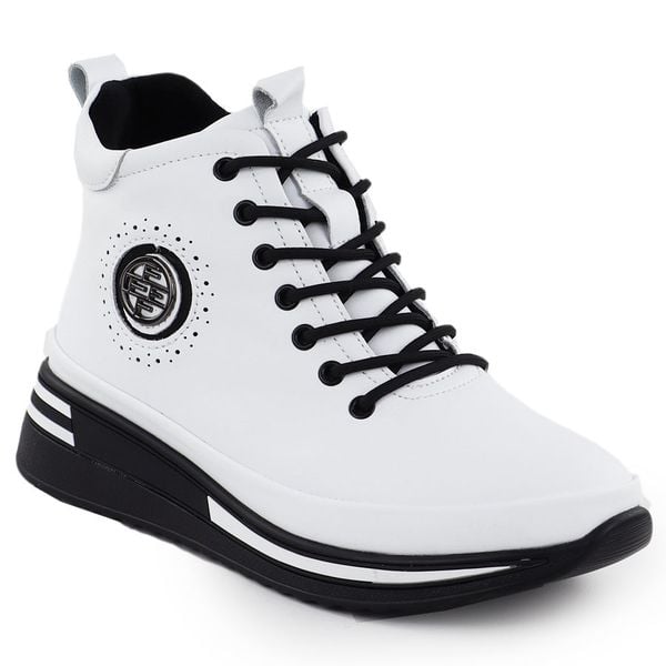 Skórzane botki damskie na koturnie białe Filippo DBT4215. Białe botki Filippo, bez wzorów, ze skóry, bez obcasa, na koturnie, bez zapięcia. Za 214.49 zł.