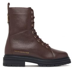 Trzewiki Tommy Hilfiger. Brązowe botki TOMMY HILFIGER, bez wzorów, bez obcasa, na płaskiej podeszwie, bez zapięcia. Za 799.99 zł.