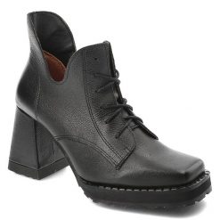 Czarne Botki Armodo Eleganckie Obuwie Damskie Na Obcasie. Czarne botki Armodo, bez wzorów, ze skóry, bez obcasa, na obcasie, bez zapięcia. Za 399.99 zł.