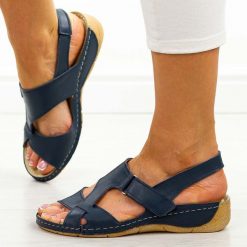 Granatowe skórzane Polskie sandały damskie Gregors 1143. Niebieskie sandały GREGORS, bez wzorów, z jeansu, casualowe, bez obcasa, na koturnie, bez zapięcia. Za 339.00 zł.