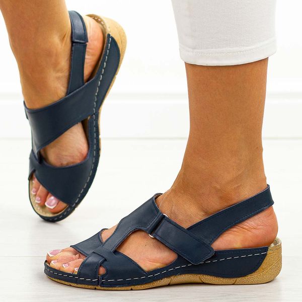 Granatowe skórzane Polskie sandały damskie Gregors 1143. Niebieskie sandały GREGORS, bez wzorów, z jeansu, casualowe, bez obcasa, na koturnie, bez zapięcia. Za 339.00 zł.