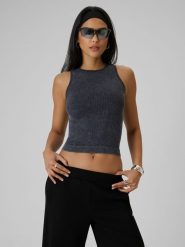 4F Top slim z prążkowanej dzianiny damski - czarny XS/S. Czarne topy 4f, s, bez wzorów, z dzianiny, bez kołnierzyka, bez ramiączek. Za 79.99 zł.