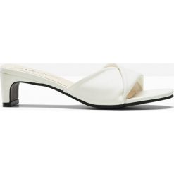 Klapki. Czarne klapki bonprix, bez wzorów, bez obcasa, na obcasie. Za 114.99 zł.