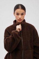 Wełniana bluza damska zapinana na zamek w kolorze BRĄZOWYM- VELMORE -UNI. Brązowe bluzy Marsala, na zimę, m, bez wzorów, z bawełny, bez kaptura. Za 599.90 zł.