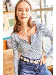 Olalook Koszulka w kolorze błękitno-białym rozmiar: XL. Białe bluzki Olalook, xl, bez wzorów, bez kołnierzyka, bez ramiączek. Za 56.99 zł.