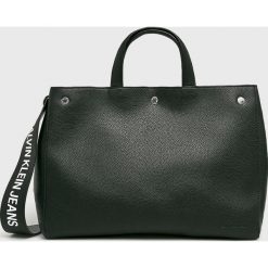 Calvin Klein Jeans - Torebka. Czarne torby na ramię Calvin Klein Jeans, bez wzorów, z jeansu, casualowe, do ręki, duże, bez dodatków. W wyprzedaży za 439.90 zł.