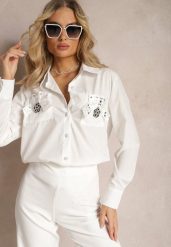 Biała Klasyczna Koszula z Kieszeniami Zdobiona Cyrkoniami i Kwiatowym Detalem Herlla. Białe koszule Renee, m, z aplikacjami, eleganckie, bez kołnierzyka, bez ramiączek. Za 39.99 zł.