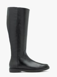 Czarne kozaki z szeroką cholewką. Czarne kozaki Ryłko, ze skóry, z okrągłym noskiem, bez obcasa, na płaskiej podeszwie, bez zapięcia. Za 649.99 zł.