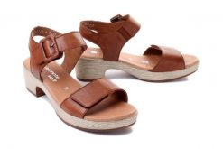 RIEKER REMONTE D0N52-24 brown, sandały damskie. Brązowe sandały Rieker Remonte, bez wzorów, ze skóry, bez obcasa, na obcasie, bez zapięcia. Za 359.90 zł.