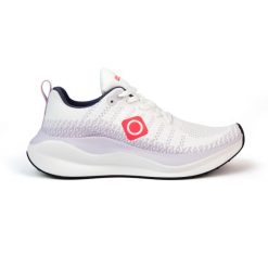 Wielofunkcyjne, oddychające buty NOVANA z podeszwą o wysokiej przyczepności. Brązowe trekkingi Izas, z materiału, do biegania. Za 269.52 zł.