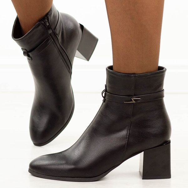 Czarne botki damskie na obcasie M.Daszyński Sa217-18. Czarne botki M.Daszyński, na jesień, z aplikacjami, z jeansu, bez obcasa, na obcasie, bez zapięcia. Za 219.00 zł.