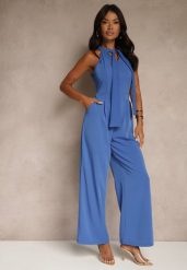 Niebieski Kombinezon Wide Leg z Ozdobnym Wiązaniem przy Szyi Silelia. Niebieskie sukienki Renee, na co dzień, l, bez wzorów, eleganckie, bez kołnierzyka, bez ramiączek, kopertowe. Za 109.99 zł.