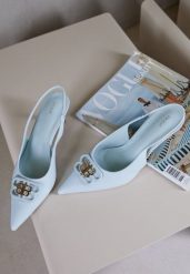 Niebieskie Czółenka Sandały Vices na Kaczuszce Typu Slingback Ozdobione Metaliczną Aplikacją Lilarunea. Niebieskie sandały Renee, z aplikacjami, z jeansu, eleganckie, bez obcasa, na obcasie, bez zapięcia. Za 79.99 zł.