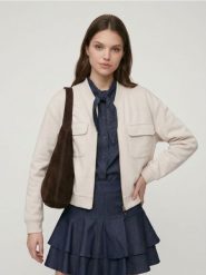 Rozpinana bluza z domieszką wiskozy i kieszeniami soft touch - kremowy. Białe bluzy Sinsay, l, bez wzorów, z wiskozy, bez kaptura. Za 59.99 zł.