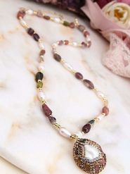 Pierres de Jade Pozłacany naszyjnik z elementami ozdobnymi - dł. 45 cm rozmiar: onesize. Białe naszyjniki Pierres de Jade, z ametystem, pozłacane. Za 130.99 zł.