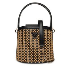 Torebka Guess. Brązowe torebki klasyczne Guess, z aplikacjami, bez dodatków. Za 439.99 zł.