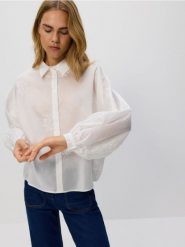 Koszula z ozdobnym haftem - biały. Białe koszule Reserved, l, bez wzorów, z tkaniny, bez kołnierzyka, bez ramiączek. Za 139.99 zł.
