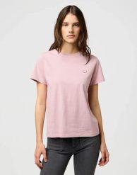 DAMSKA KOSZULKA WRANGLER SIGN OFF TEE KEEPSAKE LILAC 112370740. Bluzki Wrangler, m, bez wzorów, bez kołnierzyka, bez ramiączek. Za 89.99 zł.