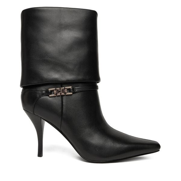 Botki Guess. Czarne botki Guess, z aplikacjami, bez obcasa, na szpilce, bez zapięcia. Za 619.99 zł.