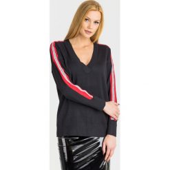 SWETER JULIE Guess. Czarne swetry Guess, l, z aplikacjami, z dzianiny, bez ramiączek. Za 369.00 zł.