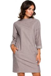 Ciepła dzianinowa sukienka z kieszeniami sportowy styl szara bawełna. Szare sukienki Sukienki.shop, do pracy, l, bez wzorów, z bawełny, biznesowe, bez kołnierzyka, bez ramiączek, sportowe. Za 199.00 zł.