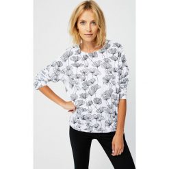 Bluzka oversize z nadrukiem. Bluzki MOODO, s, bez wzorów, bez kołnierzyka, bez ramiączek. Za 34.99 zł.