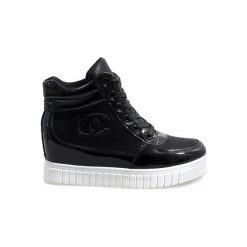 Czarne sneakersy na koturnie NB83P. Czarne botki ButyModne, bez wzorów, z jeansu, z okrągłym noskiem, bez obcasa, na koturnie, bez zapięcia. Za 74.49 zł.