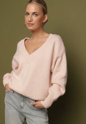 Różowy Sweter z Kaszmirem z Dekoltem w Serek Plenae. Czerwone swetry Born2be, uniwersalny, bez wzorów, z kaszmiru, bez ramiączek. Za 129.99 zł.