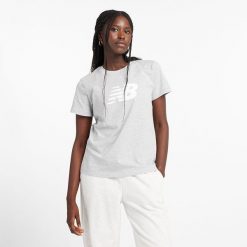 Koszulka damska New Balance WT43582AG – szara. Szare koszulki sportowe New Balance, bez wzorów, z materiału, bez ramiączek. Za 119.99 zł.