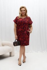 Kimonowa bawełniana sukienka dresowa z kieszeniami Trina bordowo-czerwona w kwiaty PLUS SIZE XXL OVERSIZE WIOSNA. Czerwone sukienki Moda Size Plus Iwanek, do pracy, na lato, plus size, bez wzorów, z bawełny, biznesowe, bez kołnierzyka, plus size, bez ramiączek, mini, dopasowane. Za 279.90 zł.