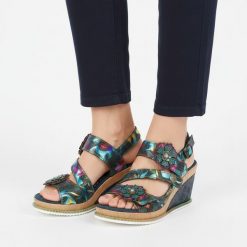 Sandały damskie Laura Vita, skórzana cholewka z dekoracyjnymi aplikacjami i paskami, regulowane zapięcie zapewniające dopasowanie oraz stabilny kotur. Niebieskie sandały Laura Vita, z aplikacjami, z jeansu, bez obcasa, na koturnie, bez zapięcia. Za 339.00 zł.