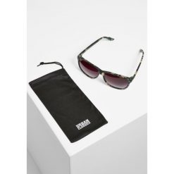 Okulary przeciwsłoneczne Urban Classics chirwa uc. Brązowe okulary przeciwsłoneczne Urban Classics, bez wzorów, sportowe. W wyprzedaży za 34.50 zł.