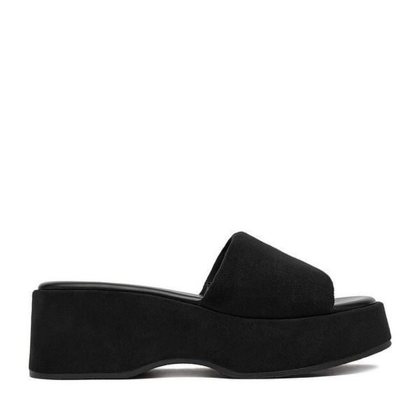 Klapki DeeZee. Czarne klapki DeeZee, bez wzorów, bez obcasa. Za 139.99 zł.