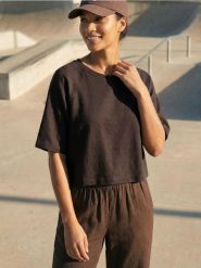 Bluza comfort z krótkim rękawem z dodatkiem wiskozy - brązowy. Brązowe bluzy Sinsay, l, bez wzorów, z dzianiny, bez kaptura. Za 39.99 zł.