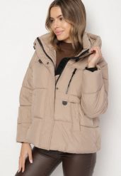 Ciemnobeżowa Oversizowa Kurtka z Pikowanymi Przeszyciami i Kapturem Galimea. Brązowe kurtki narciarskie Born2be, l, z aplikacjami, z jeansu, narciarskie. Za 169.99 zł.