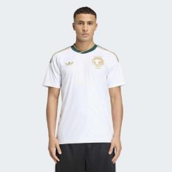 Koszulka wyjazdowa Arabia Saudyjska 26. Białe bluzki Adidas, bez wzorów, sportowe, bez kołnierzyka, bez ramiączek. Za 439.00 zł.
