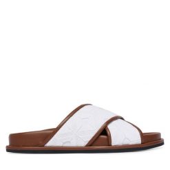Klapki Max Mara Beachwear. Białe klapki Max Mara Beachwear, bez wzorów, bez obcasa. Za 974.99 zł.