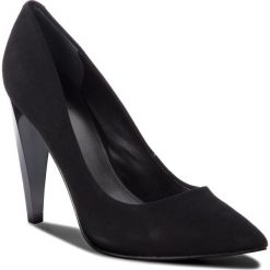 Szpilki GUESS - FLOBA4 SUE08 BLACK. Czarne szpilki Guess, z aplikacjami, ze skóry ekologicznej, bez obcasa, na obcasie, bez zapięcia. W wyprzedaży za 379.00 zł.