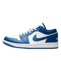 Buty do chodzenia dla dorosłych Air Jordan 1 Low Marina Blue. Niebieskie obuwie sportowe Jordan, bez zapięcia, trekkingowe. W wyprzedaży za 466.70 zł.