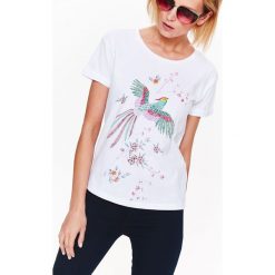 T-SHIRT KRÓTKI RĘKAW DAMSKI, Z NADRUKIEM. Białe t-shirty TOP SECRET, bez wzorów, z bawełny, bez kołnierzyka, bez ramiączek. W wyprzedaży za 19.99 zł.